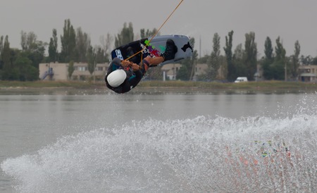 ウェイク ボードのトリックを行う選手 ウェイク ボード の写真素材 画像素材 Image