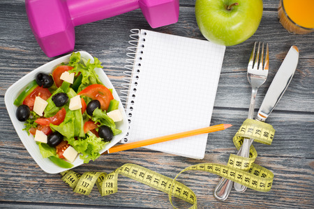 Entraînement et fitness dieting copie espace journal sur la table en bois.