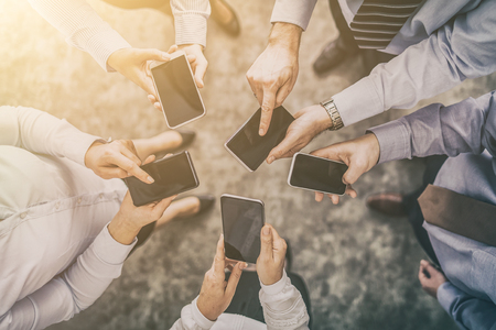 Grupo De Jovens Amigos Segurando O Smartphone Nas Mãos Se