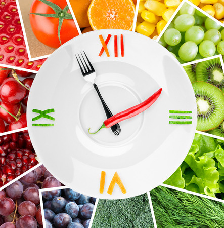 Horloge alimentaire avec des légumes et des fruits. Concept de nourriture saine Photo