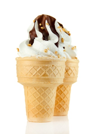 ice cream: Kem ngon với sô cô la, bị cô lập trên nền trắng Kho ảnh