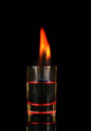 Glaser Mit Alkohol Brennt Auf Schwarzem Hintergrund Lizenzfreie Fotos Bilder Und Stock Fotografie Image 36267072
