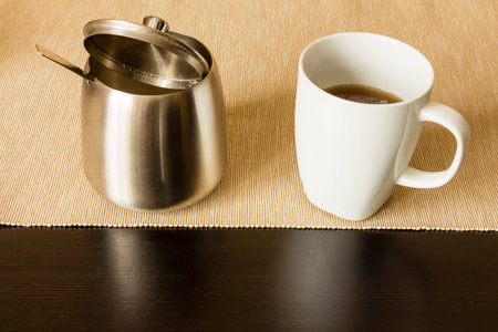 一杯のコーヒーとグラニュー糖プラスチックの白いスプーンのボウルの俯瞰 素朴な白いテーブルの上横向き の写真素材 画像素材 Image 一杯のコーヒーとグラニュー糖プラスチックの白いスプーンのボウルの俯瞰 素朴な白いテーブルの上横向き の写真素材 画像素材 Image