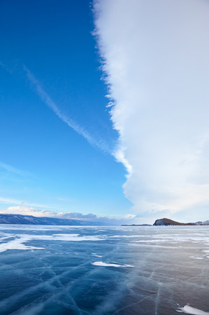 冬の広角ショット氷の劇的な天気雲が青い空を背景にシベリアのバイカル湖の風景 の写真素材 画像素材 Image