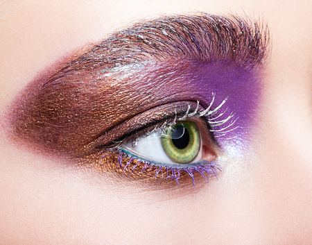 女性の緑のピスタチオのクローズ アップ ショットのカラーをバイオレット紫目影と白いまつげのメイクを夜に目 の写真素材 画像素材 Image