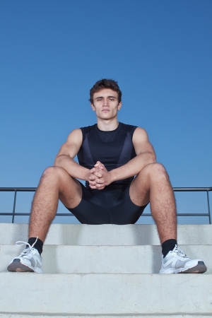 El hombre deportista descansar después del ejercicio