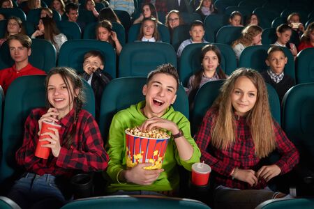 映画館で映画を見ている子供 の写真素材 画像素材 Image 映画館で映画を見ている子供 の写真素材 画像素材 Image