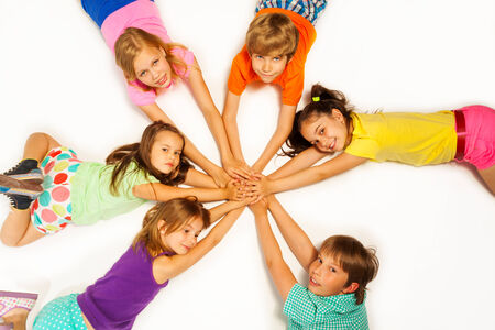 蓮のポーズで 6 人の子供の写真 の写真素材 画像素材 Image