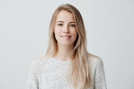 美しいブロンドの女性は 彼女の前で手のひらを押し付けた表情で歯を握りしめ 許しを求め 彼女はボーイフレンドの気持ちを傷つけた後 気の毒に思いました ボディランゲージ の写真素材 画像素材 Image 美しいブロンドの女性は 彼女の前で手のひらを押し付けた表情で歯を握りしめ 許しを求め 彼女はボーイフレンドの気持ちを傷つけた後 気の毒に思いました ボディランゲージ の写真素材 画像素材 Image