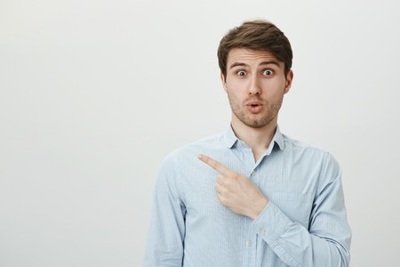 彼は自分が見る広告を信じているかどうか分からない 正式な青いシャツを着たハンサムな男性が左を指差して驚き うわーと言い 信じられない目で片方の眉を持ち上げ 灰色の壁の上に立っている の写真素材 画像素材 Image 彼は自分が見る広告を信じているかどうか分からない 正式な青いシャツを着たハンサムな男性が左を指差して驚き うわーと言い 信じられない目で片方の眉を持ち上げ 灰色の壁の上に立っている の写真素材 画像素材 Image