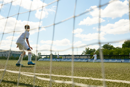 ジュニア サッカーの試合や練習 ゲートの網の後ろからのショットの時にボールをキャッチするジャンプ十代のゴールキーパーの背面縦 の写真素材 画像素材 Image ジュニア サッカーの試合や練習 ゲートの網の後ろからのショットの時にボールをキャッチするジャンプ十代のゴールキーパーの背面縦 の写真素材 画像素材 Image