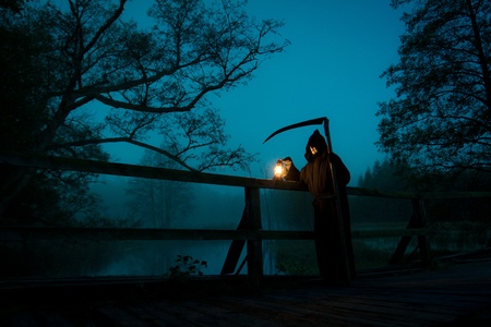 Moonlight lanterns: Man với lưỡi hái và đèn dầu trông giống như cái chết Kho ảnh