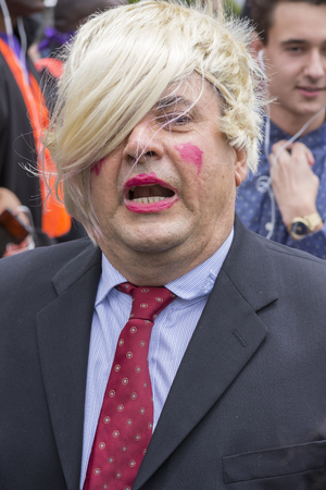 反トランプ抗議がトランプ大会サンディエゴ コンベンション センターでブロンドのかつらと外のデモンストレーターの群集に囲まれビジネス スーツを着てドナルド トランプを擬人化 サンディエゴ アメリカ合衆国 16 年 5 月 27 日 の写真素材 画像素材 Image 反トランプ抗議がトランプ大会サンディエゴ コンベンション センターでブロンドのかつらと外のデモンストレーターの群集に囲まれビジネス スーツを着てドナルド トランプを擬人化 サンディエゴ アメリカ合衆国 16 年 5 月 27 日 の写真素材 画像素材 Image