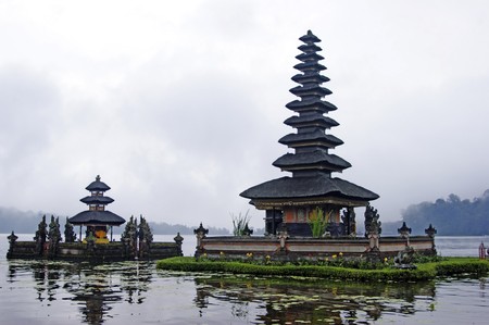 Bratan의 사원은 Bratan의 화산 근처의 호수 Bratan에 위치한다. 발리. 스톡 콘텐츠