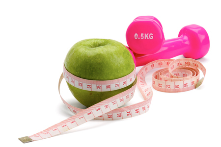 Une pomme, un ruban à mesurer et un haltère.