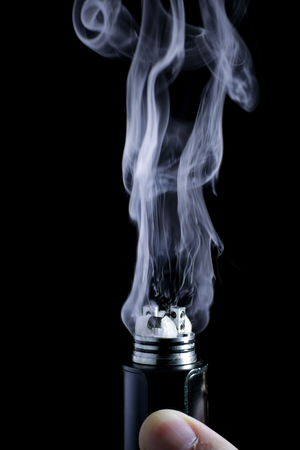 Vape E-cigarette. Isolé Sur Fond Noir. Banque D'Images et Photos Libres De  Droits. Image 54628680