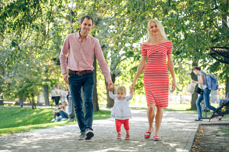 Familia Caminando En El Parque Mama Y Papa Van De La Mano Con Un Bebe Se Les Ensena A Los Padres A Caminar Bebe Fotos Retratos Imagenes Y Fotografia De Archivo Libres Familia Caminando En El Parque Mama Y Papa Van De La Mano Con Un Bebe Se Les Ensena A Los Padres A Caminar Bebe Fotos Retratos Imagenes Y Fotografia De Archivo Libres