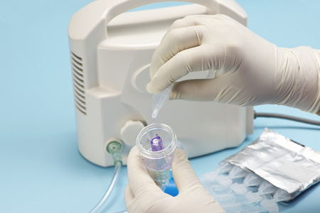 看護師は医療のネブライザーで吸入療法の治療カップを準備します の写真素材 画像素材 Image 看護師は医療のネブライザーで吸入療法の治療カップを準備します の写真素材 画像素材 Image