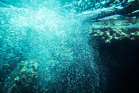 水中の海の泡の背景海の底に の写真素材 画像素材 Image