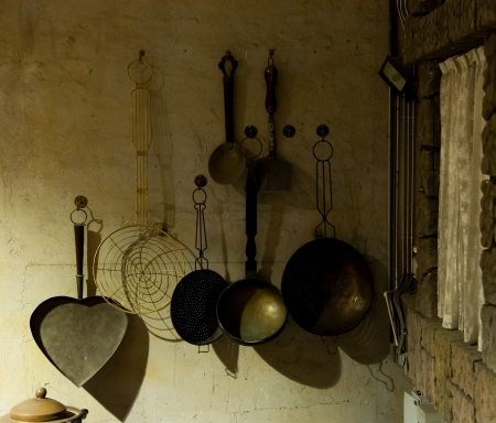 昔のレトロな機器 古い国家の台所にぶら下がっている台所用品 の写真素材 画像素材 Image