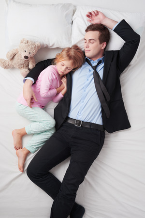 かわいい女の子のテディベア ホワイト ベッドで寝ての上面の写真 静かな胎児のポーズ 寝ているポーズの概念 の写真素材 画像素材 Image 3262