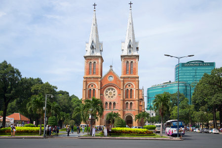 The landscape of Saigon: HỒ CHÍ MINH, VIỆT NAM - 19 Tháng 12 2015: Xem của Nhà thờ Notre Dame De Sài Gòn trong ngày đám mây