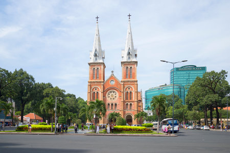 The landscape of Saigon: HỒ CHÍ MINH, VIỆT NAM - 19 Tháng 12 2015: Nhà thờ Notre Dame De Saigon trên quảng trường thị trấn biên tập