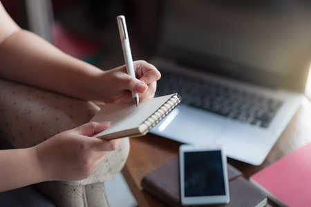 左利きの女性は家の中の椅子に座って 小さなメモ帳にいくつかのアイデアを書いてします フリーランスの概念をどこからでも作業 の写真素材 画像素材 Image 左利きの女性は家の中の椅子に座って 小さなメモ帳にいくつかのアイデアを書いてします フリーランスの概念をどこからでも作業 の写真素材 画像素材 Image