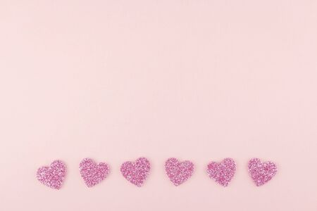 ピンクの紙の背景にキラキラ ピンクのハートのラインのデザイン の写真素材・画像素材 Image 70188508.