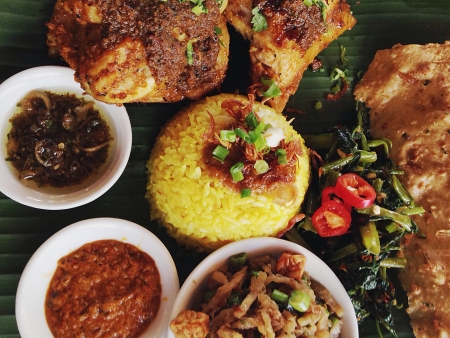 米料理とおいしいインドネシア チキン の写真素材 画像素材 Image