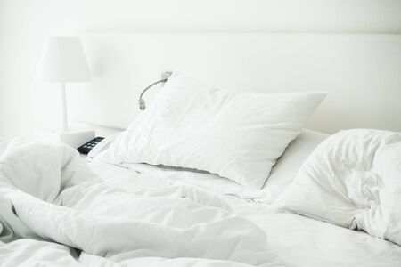 寝室のインテリアでしわくちゃのベッドの装飾の上に白い枕 の写真素材 画像素材 Image 寝室のインテリアでしわくちゃのベッドの装飾の上に白い枕 の写真素材 画像素材 Image