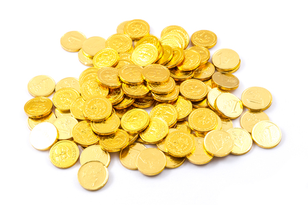 Gold coin: vàng đồng xu chồng cô lập trên nền trắng