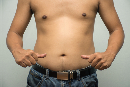 サイドビュー アジアのデブ男がコレステロールです 彼はおなかの余分な脂肪を示しています 写真の概念 脂肪 腹 肥満 セルライト の写真素材 画像素材 Image