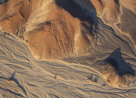 ナスカの地上絵の線 ハチドリ ペルー 南アメリカの空撮 の写真素材 画像素材 Image