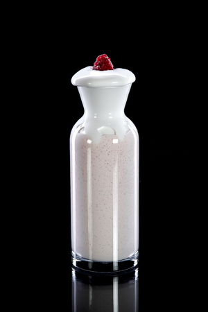 牛乳から作られた長い透明のボトルで冷たい ノンアルコール カクテルを飲む牛乳は ベリーし ホイップ クリームの上に 黒い背景にラズベリーで飾られました ミルク ノンアルコール カクテル ドリンク 味 綺麗を楽しんでの概念 の写真素材 画像素材 Image