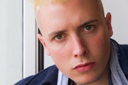 ひげのない若者のクローズ アップの肖像画ブロンドの髪を染め 真剣な表情を持った男し 含まれています の写真素材 画像素材 Image ひげのない若者のクローズ アップの肖像画ブロンドの髪を染め 真剣な表情を持った男し 含まれています の写真素材 画像素材 Image