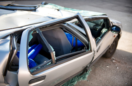 ハッチバック自動車スマッシュ フラットな屋根を示す後ろから表示した後 Windows を粉々 にあたかもそれの下にガラスの破片でロール オーバーと曲がってボディワークを座屈 の写真素材 画像素材 Image ハッチバック自動車スマッシュ フラットな屋根を示す後ろから表示した後 Windows を粉々 にあたかもそれの下にガラスの破片でロール オーバーと曲がってボディワークを座屈 の写真素材 画像素材 Image