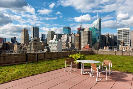 ダウンタウン ニューヨーク アメリカ合衆国のニューヨーク市のスカイラインの高層ビルの緑の芝で屋上庭園から屋上ビュー の写真素材 画像素材 Image