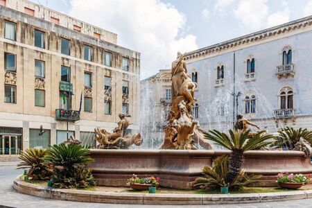 オルティジア島 イタリア シチリア島のシラクサの古い町の広場にアルキメデス Syrakuse シチリア イタリア 17 年 4 月 26 日 有名なアルテミス ダイアナ 泉 の写真素材 画像素材 Image オルティジア島 イタリア シチリア島のシラクサの古い町の広場にアルキメデス Syrakuse シチリア イタリア 17 年 4 月 26 日 有名なアルテミス ダイアナ 泉 の写真素材 画像素材 Image