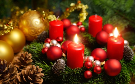 Studio shot of a nice advent wreath with baubles and two burning red candles Stockfoto