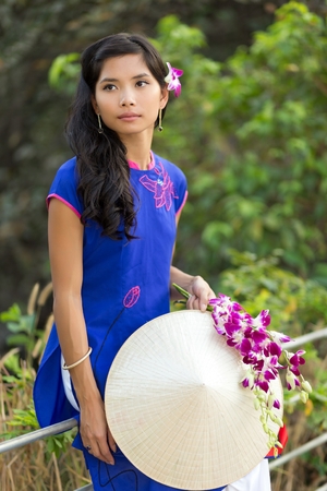 屋外でポーズかわいいベトナム人女性 の写真素材 画像素材 Image 屋外でポーズかわいいベトナム人女性 の写真素材 画像素材 Image