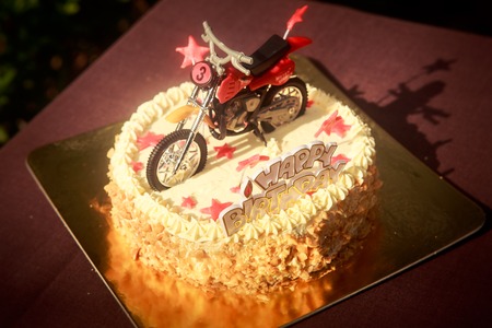 Gateau D Anniversaire Avec Des Noix Et Creme A La Vanille Decores De Moto Chiffre Etoiles Rouges Et Des Mots Joyeux Anniversaire Banque D Images Et Photos Libres De Droits Image