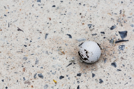 カート道に汚れたゴルフ ボールを閉じる の写真素材 画像素材 Image