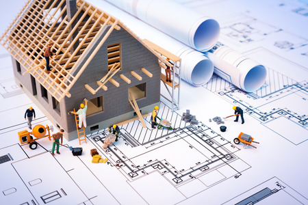 La construcción de la casa en planos con proyecto de construcción trabajador Foto de archivo - 39601894
