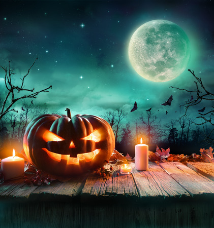 Moonlight lanterns: Halloween Pumpkin Trên Plank gỗ Với Nến Trong Đêm Spooky Kho ảnh
