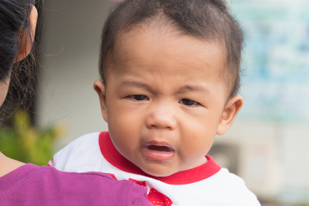 泣いている赤ん坊を保持している後ろから母 お母さんは 赤ちゃんを癒します 赤ちゃんが泣いています の写真素材 画像素材 Image 泣いている赤ん坊を保持している後ろから母 お母さんは 赤ちゃんを癒します 赤ちゃんが泣いています の写真素材 画像素材 Image