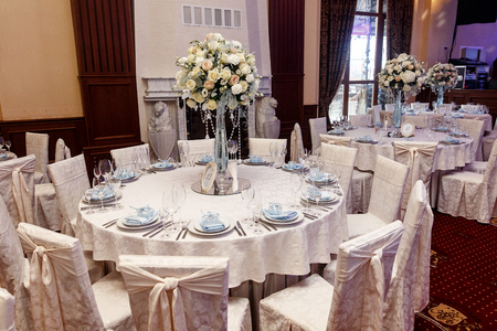 豪華な結婚式の装飾花とガラスの花瓶とラウンド テーブルの設定の数 結婚披露宴で石宝石装飾の手配 高価なケータリング テキストのためのスペース の写真素材 画像素材 Image 75725722