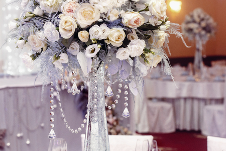 豪華な結婚式の装飾花とラウンド テーブルに宝石が付いているガラスつぼ 結婚披露宴での装飾の手配 高価なケータリング テキストのためのスペース の写真素材 画像素材 Image