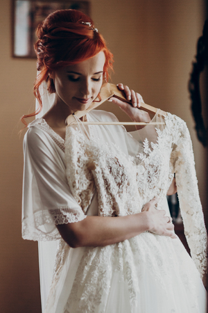feliz novia elegante en traje de seda celebración de su vestido de
