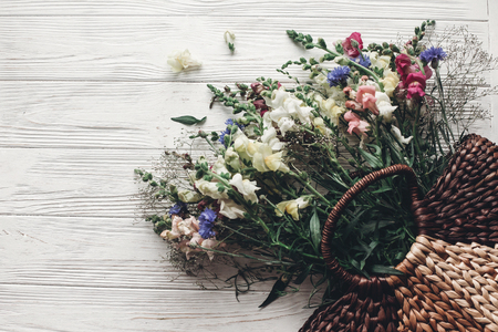 Concepto de jardinería con mujer sujetando bolsa con flores Concepto de jardinería con mujer sujetando bolsa con flores